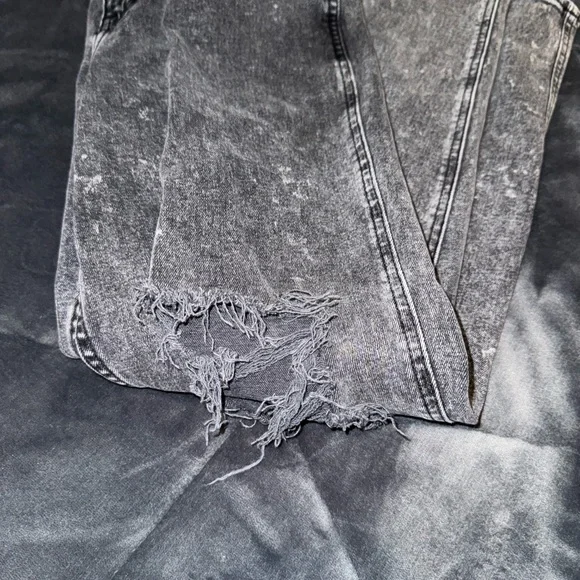 Women’s Hollister High Rise Mom Jeans - Picture 2 of 5